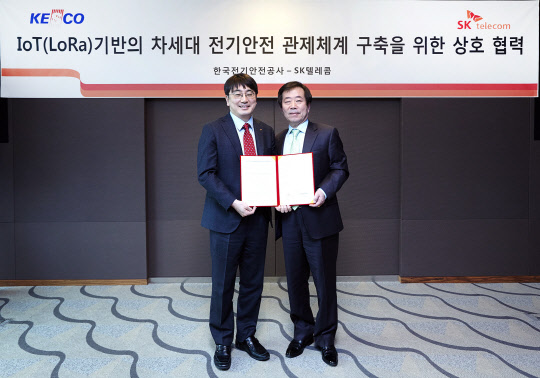 SK텔레콤은 한국전기안전공사(KESCO)와 사물인터넷(IoT) 전용망 로라(LoRa)를 활용해 전기화재를 줄이고, 전기안전 데이터 기반의 융합 비즈니스 모델 발굴을 위한 상호양해각서(MoU)를 체결했다고 7일 밝혔다. 이날서울 SK텔레콤 을지로 사옥에서 차인혁 SK텔레콤 IoT부문장(왼쪽)이 황용현 한국전기안전공사 안전이사와 MOU를 맺고 기념촬영을 하고 있다.  SK텔레콤 제공